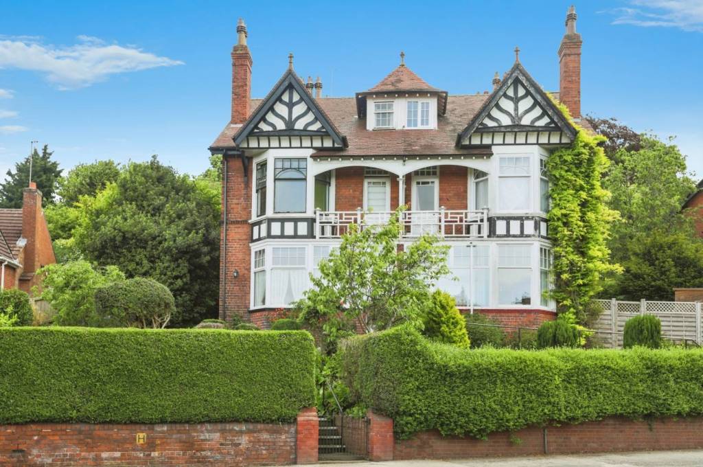 1 bedroom, Ground floor flat for sale