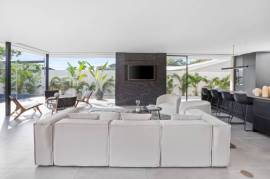 Villa Juba: Contemporary 4-Bedroom Villa with Mono Loco Beach Club Membership in Tamarindo