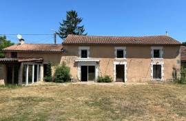 €159500 - Family Home with 4 Bedrooms, Garden, Pool & Outbuilding - Between Ruffec and Villefagnan