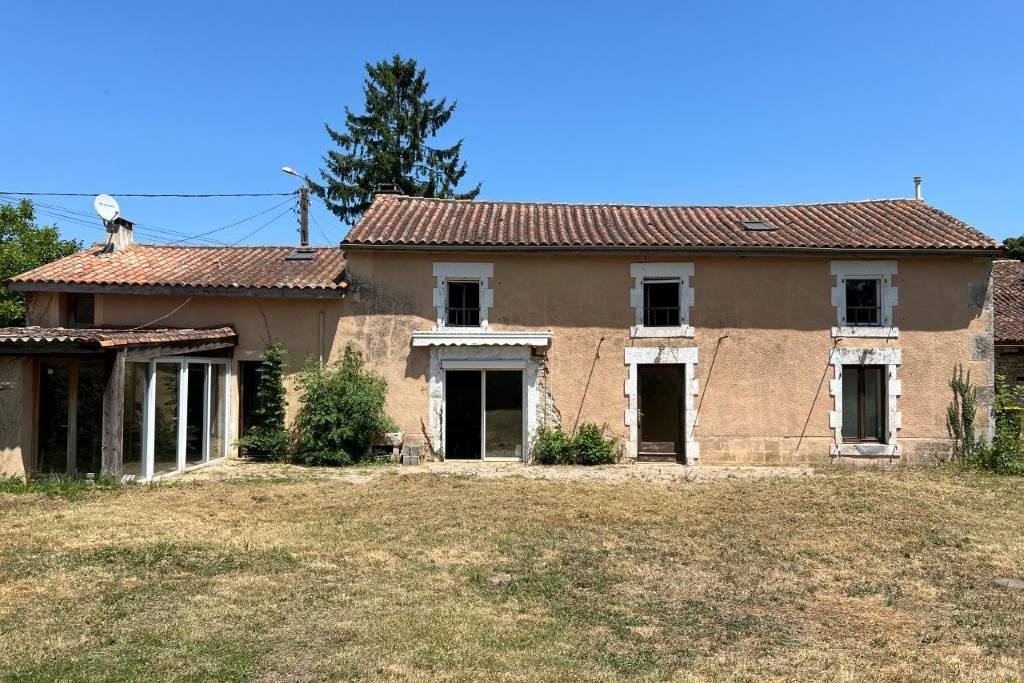 €159500 - Family Home with 4 Bedrooms, Garden, Pool & Outbuilding - Between Ruffec and Villefagnan