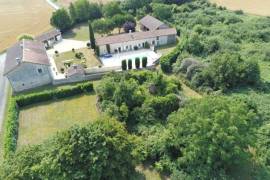 €452600 - Magnificent Domaine of almost a Hectare with 3 Bedrooms, Pool and Gite Potential