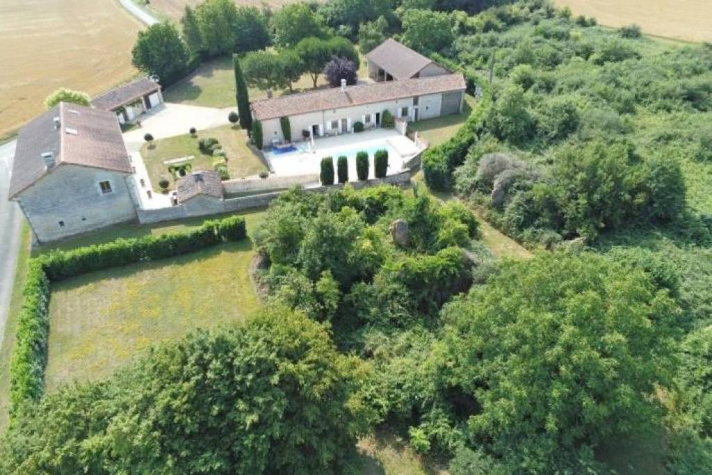 €452600 - Magnificent Domaine of almost a Hectare with 3 Bedrooms, Pool and Gite Potential