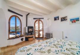4 Bedrooms - Property - For Sale