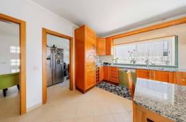 Excellent 4 bedroom triplex villa with ample outdoor space in Portimão