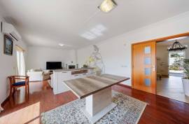 Excellent 4 bedroom triplex villa with ample outdoor space in Portimão