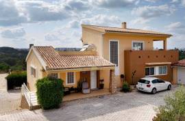 Excellent 4 bedroom triplex villa with ample outdoor space in Portimão