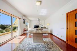 Excellent 4 bedroom triplex villa with ample outdoor space in Portimão