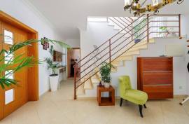 Excellent 4 bedroom triplex villa with ample outdoor space in Portimão
