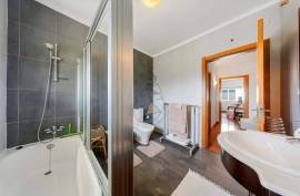 Excellent 4 bedroom triplex villa with ample outdoor space in Portimão