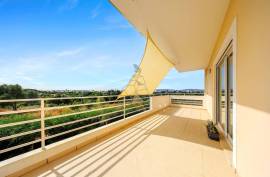 Excellent 4 bedroom triplex villa with ample outdoor space in Portimão