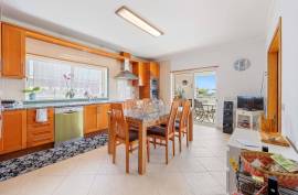 Excellent 4 bedroom triplex villa with ample outdoor space in Portimão