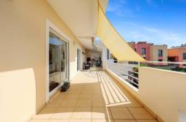 Excellent 4 bedroom triplex villa with ample outdoor space in Portimão