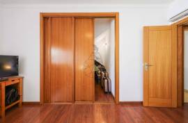 Excellent 4 bedroom triplex villa with ample outdoor space in Portimão