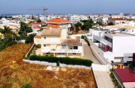 Excellent 4 bedroom triplex villa with ample outdoor space in Portimão
