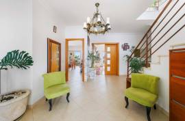Excellent 4 bedroom triplex villa with ample outdoor space in Portimão