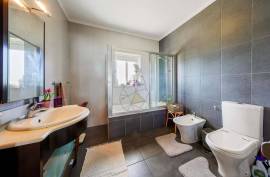 Excellent 4 bedroom triplex villa with ample outdoor space in Portimão
