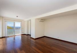 T4 apartment with terraces and open ocean views in Capuchos