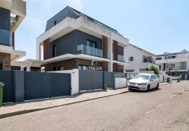 3 Bedroom Terraced House with Garage in Redondos