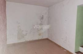 3 +1 bedroom bank apartment located on the ground floor of a three-storey building, in the heart of Borba.