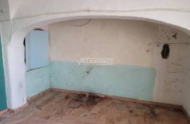 3 +1 bedroom bank apartment located on the ground floor of a three-storey building, in the heart of Borba.