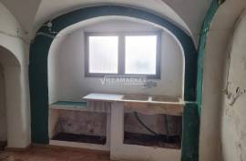 3 +1 bedroom bank apartment located on the ground floor of a three-storey building, in the heart of Borba.
