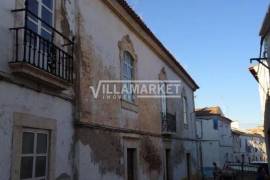 3 +1 bedroom bank apartment located on the ground floor of a three-storey building, in the heart of Borba.