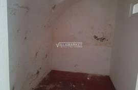 3 +1 bedroom bank apartment located on the ground floor of a three-storey building, in the heart of Borba.