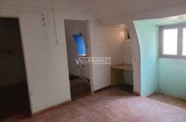 3 +1 bedroom bank apartment located on the ground floor of a three-storey building, in the heart of Borba.