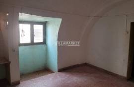 3 +1 bedroom bank apartment located on the ground floor of a three-storey building, in the heart of Borba.