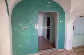 3 +1 bedroom bank apartment located on the ground floor of a three-storey building, in the heart of Borba.