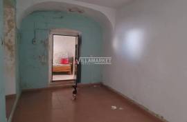 3 +1 bedroom bank apartment located on the ground floor of a three-storey building, in the heart of Borba.