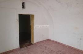 3 +1 bedroom bank apartment located on the ground floor of a three-storey building, in the heart of Borba.