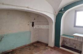 3 +1 bedroom bank apartment located on the ground floor of a three-storey building, in the heart of Borba.
