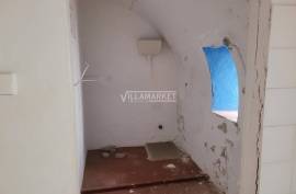 3 +1 bedroom bank apartment located on the ground floor of a three-storey building, in the heart of Borba.