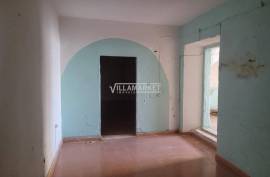 3 +1 bedroom bank apartment located on the ground floor of a three-storey building, in the heart of Borba.