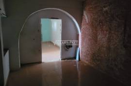 3 +1 bedroom bank apartment located on the ground floor of a three-storey building, in the heart of Borba.