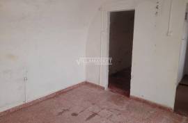 3 +1 bedroom bank apartment located on the ground floor of a three-storey building, in the heart of Borba.