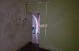 3 +1 bedroom bank apartment located on the ground floor of a three-storey building, in the heart of Borba.