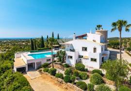 Luxury 3-Bedroom Villa with self contained guest area, pool & Panoramic Views – Moncarapacho.