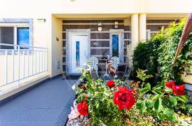 Modern 3 bedroom Townhouse with private pool & studio near beaches and town