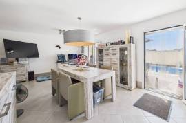 Modern 3 bedroom Townhouse with private pool & studio near beaches and town