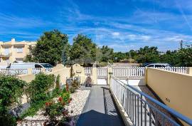 Modern 3 bedroom Townhouse with private pool & studio near beaches and town