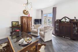 Modern 3 bedroom Townhouse with private pool & studio near beaches and town