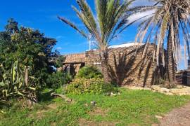 Excellent 2 Bed Stone House for Sale In Pantelleria