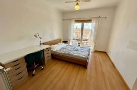 Contemporary spacious T3 townhouse in the centre of Foz do Arelho, Sil
