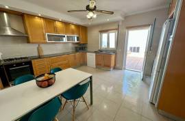 Contemporary spacious T3 townhouse in the centre of Foz do Arelho, Sil