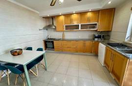 Contemporary spacious T3 townhouse in the centre of Foz do Arelho, Sil