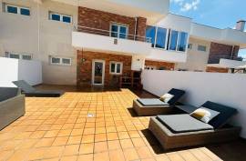 Contemporary spacious T3 townhouse in the centre of Foz do Arelho, Sil