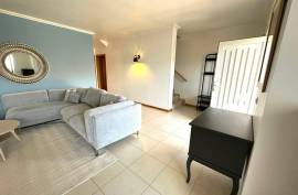 Contemporary spacious T3 townhouse in the centre of Foz do Arelho, Sil