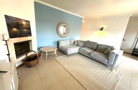 Contemporary spacious T3 townhouse in the centre of Foz do Arelho, Sil